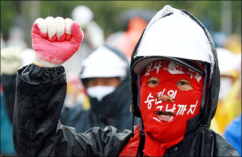 19일 오후 경북 포항에서 열린 민주노총 전국노동자대회에 참가한 포항지역 건설노조 조합원들이 고 하중근씨의 죽음에 대한 경찰의 책임자 처벌을 촉구하며 구호를 외치고 있다. 